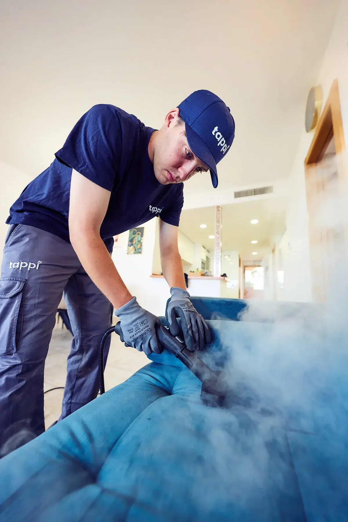 Eliminación de manchas de un sofá con vapor en Marbella