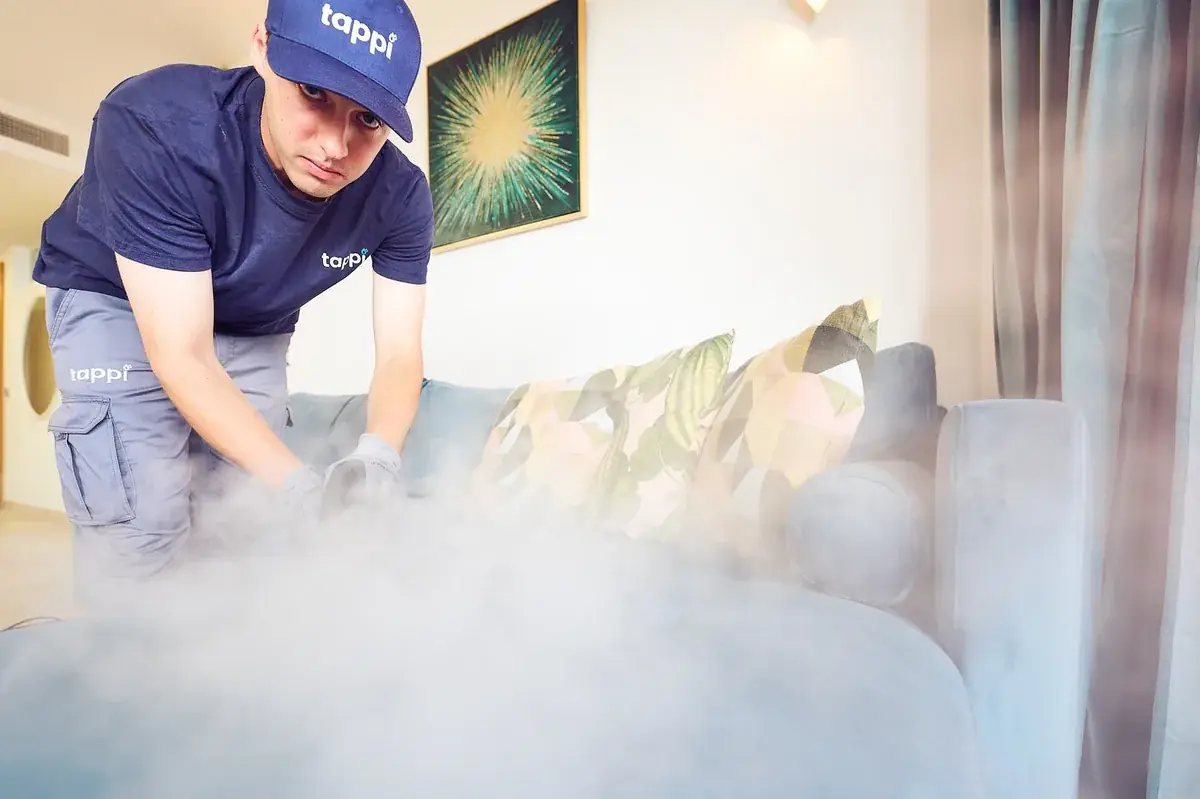 Limpieza profunda de un sofá azul en Mijas